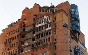 Напівзруйнований та обгорілий фасад житлового будинку  після нічної атаки російської федерації у Святошинському районі міста Києва