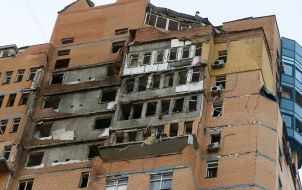 Напівзруйнований та обгорілий фасад житлового будинку  після нічної атаки російської федерації у Святошинському районі міста Києва