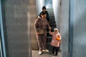 Люди спускаються сходами до нового безпечного дитячого простору