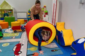 Дівчинка грається в дитячому лабіринті