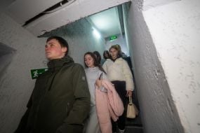 Люди спускаються сходами до нового безпечного дитячого простору