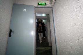 Люди спускаються сходами до нового безпечного дитячого простору