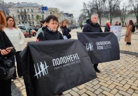 Учасники акції «Порожні стільці»