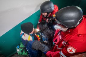 Эвакуация людей из жилого дома после ночной атаки российских дронов в Харькове