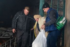 Эвакуация людей из жилого дома после ночной атаки российских дронов в Харькове