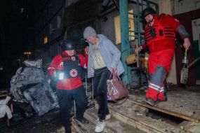 Эвакуация людей из жилого дома после ночной атаки российских дронов в Харькове