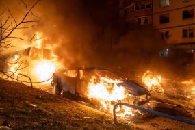 Горящие автомобили после ночной атаки российских дронов на улице в Харькове