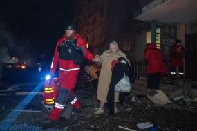 Эвакуация людей из жилого дома после ночной атаки российских дронов в Харькове