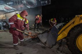 Работники коммунального хозяйства убирают мусор после ночной атаки российских дронов в Харькове