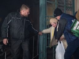 Эвакуация людей из жилого дома после ночной атаки российских дронов в Харькове