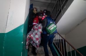 Эвакуация людей из жилого дома после ночной атаки российских дронов в Харькове