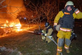 Спасатели ликвидируют последствия ночной атаки российских дронов в Харькове
