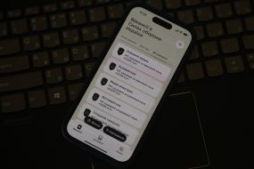 Напис "Вакансії в Силах оборони України" на екрані мобільного телефону