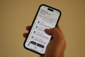 Напис "Вакансії в Силах оборони України" на екрані мобільного телефону