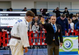 Рефери объявляет победителя