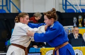 Участницы соревнований "Ужгород 2025" ведут борьбу на татами