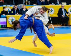 Участницы соревнований "Ужгород 2025" ведут борьбу на татами