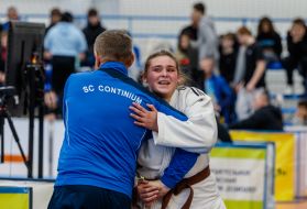 Тренер поздравляет спортсменку с победой