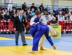 Участники соревнований "Ужгород 2025" ведут борьбу на татами