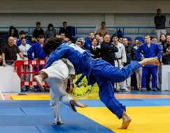 Участники соревнований "Ужгород 2025" ведут борьбу на татами