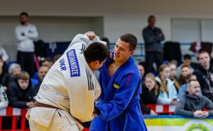 Участники соревнований "Ужгород 2025" ведут борьбу на татами