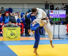 Участники соревнований "Ужгород 2025" ведут борьбу на татами