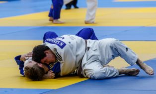 Участники соревнований "Ужгород 2025" ведут борьбу на татами