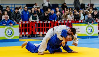 Участники соревнований "Ужгород 2025" ведут борьбу на татами