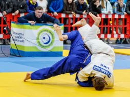 Участники соревнований "Ужгород 2025" ведут борьбу на татами