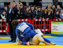 Участники соревнований "Ужгород 2025" ведут борьбу на татами