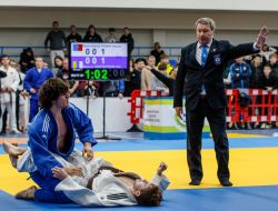 Участники соревнований "Ужгород 2025" ведут борьбу на татами