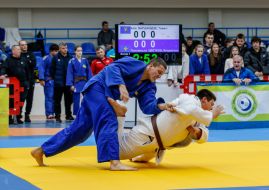 Участники соревнований "Ужгород 2025" ведут борьбу на татами