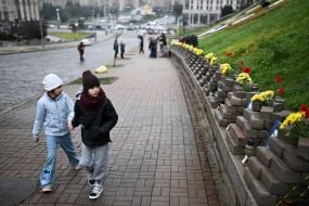 Цветы и лампадки возле портретов Героев Небесной Сотни