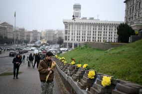 Цветы и лампадки возле портретов Героев Небесной Сотни