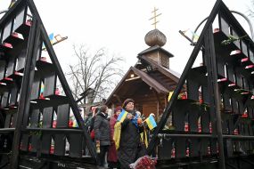 Возложение цветов к портретам Героев Небесной Сотни