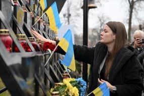 Возложение цветов к портретам Героев Небесной Сотни