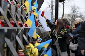 Возложение цветов к портретам Героев Небесной Сотни