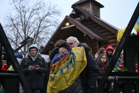 Возложение цветов к портретам Героев Небесной Сотни