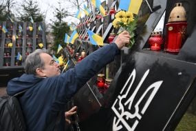 Возложение цветов к портретам Героев Небесной Сотни