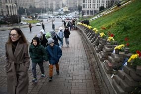 Цветы и лампадки возле портретов Героев Небесной Сотни