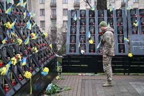 Возложение цветов к портретам Героев Небесной Сотни