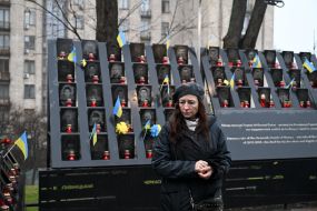 Возложение цветов к портретам Героев Небесной Сотни