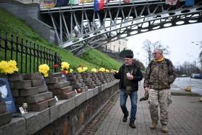 Цветы и лампадки возле портретов Героев Небесной Сотни