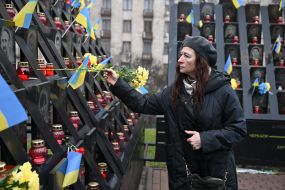 Возложение цветов к портретам Героев Небесной Сотни