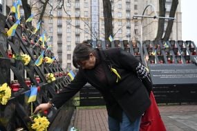 Возложение цветов к портретам Героев Небесной Сотни