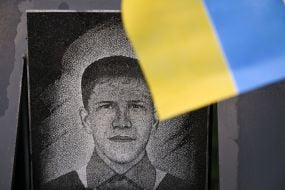 Возложение цветов к портретам Героев Небесной Сотни