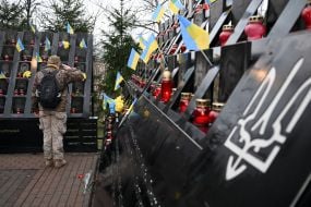 Возложение цветов к портретам Героев Небесной Сотни