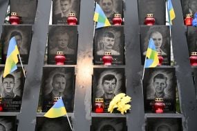 Возложение цветов к портретам Героев Небесной Сотни