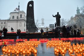 Запалені лампадки на акції «Запали свічку» у День пам'яті жертв Голодомору