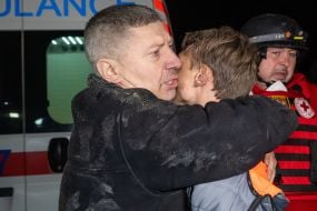 Батько втішає сина, який втратив матір після повітряного нальоту російських безпілотників у Харкові
